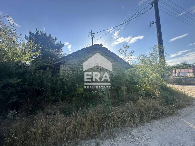 Ексклузивна, едноетажна, каменна къща за продажба, с голям двор и две