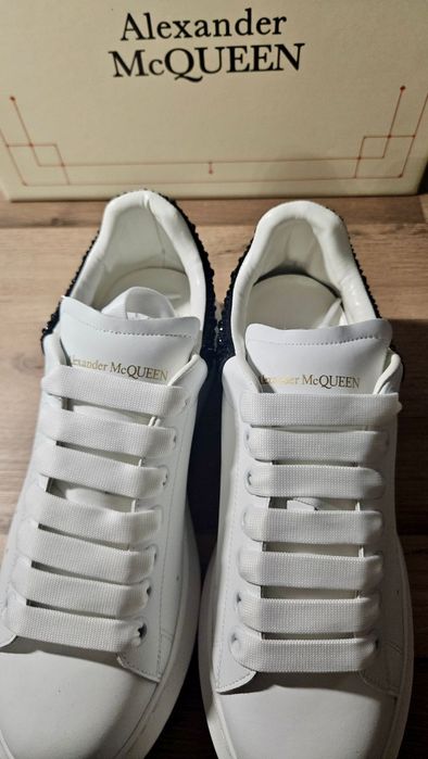 MCqueen pietricele negre
