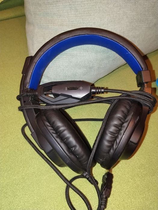 Căști gaming și husa tableta