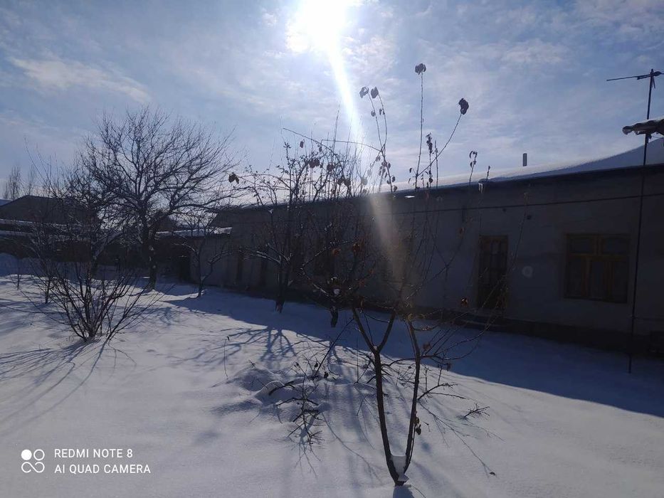 Uy sotiladi srochna !!!