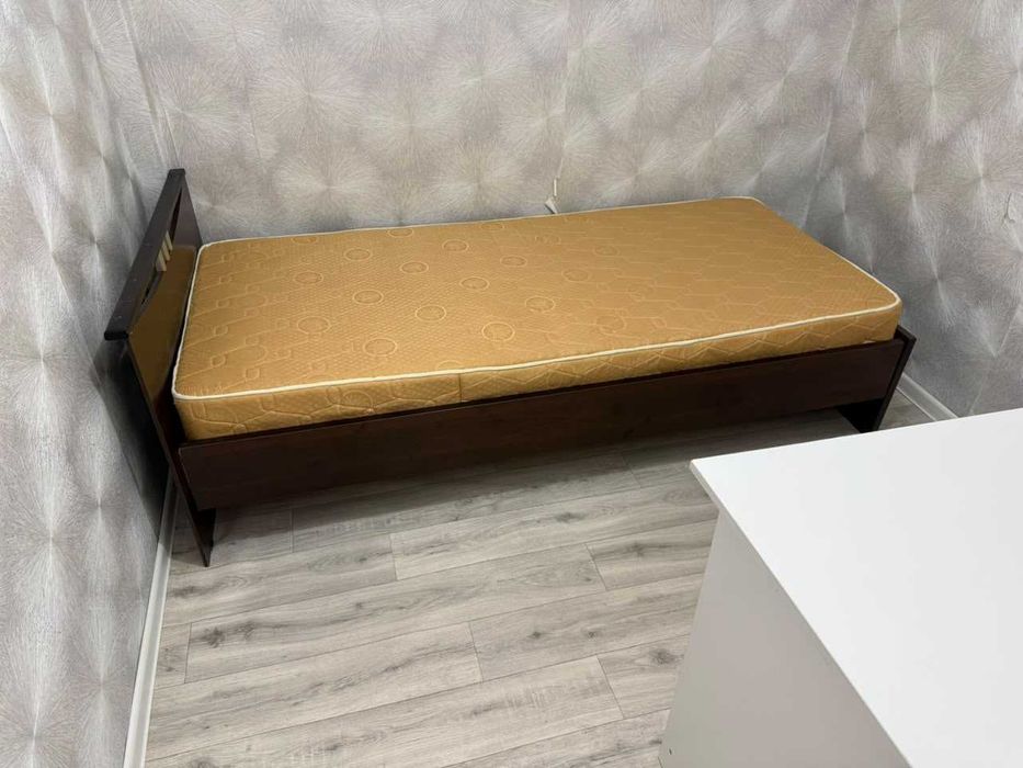 Кровать односпальная с матрасом в хорошем состоянии