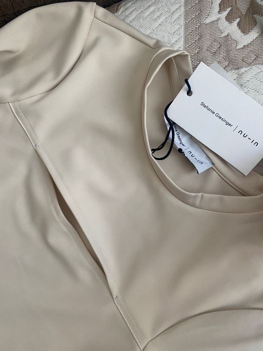 Дълга рокля NU-IN с дълъг ръкав и цепка на гърдите бежова