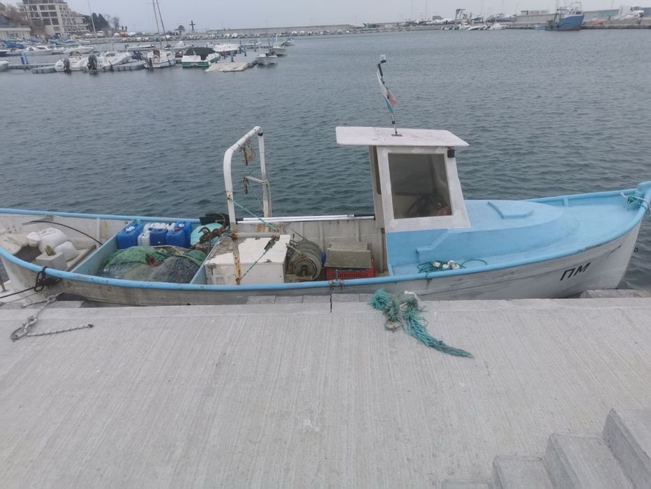 Лодка с лиценс стопански риболов