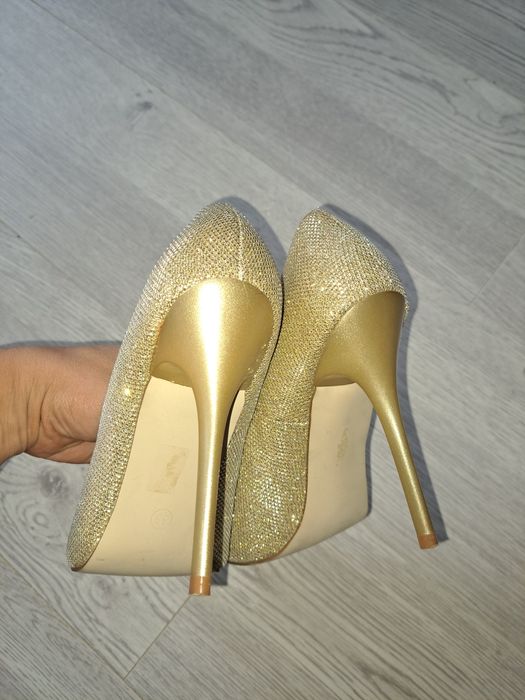 Pantofi aurii eleganti