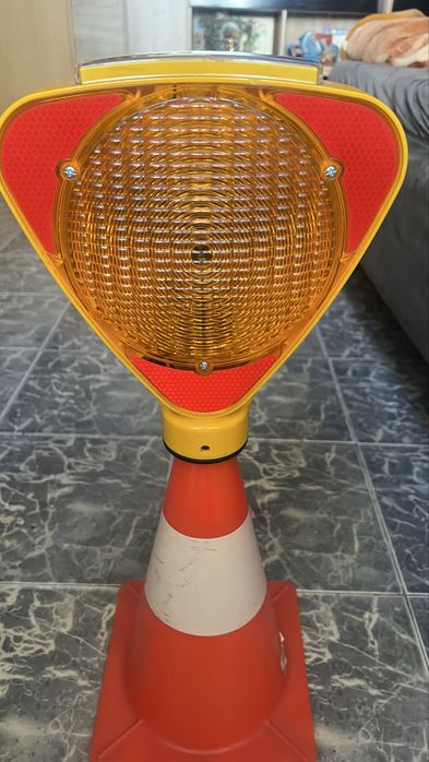 Lampa semnalizare rutiera cu incarcare solara