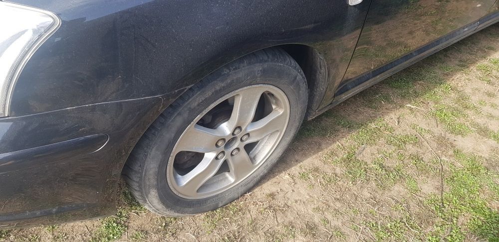 Aripa toyota avensis