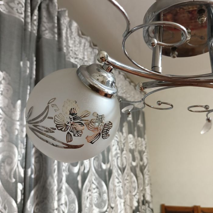 Продаю люстру двухрожковую