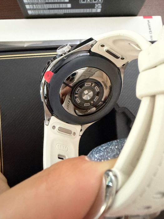 HUAWEI Watch 5 - 42mm White + черна каишка