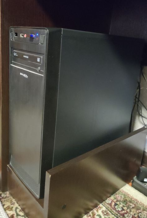 Компьютер с монитором LG 22" и рабочим столом — готов к работе!