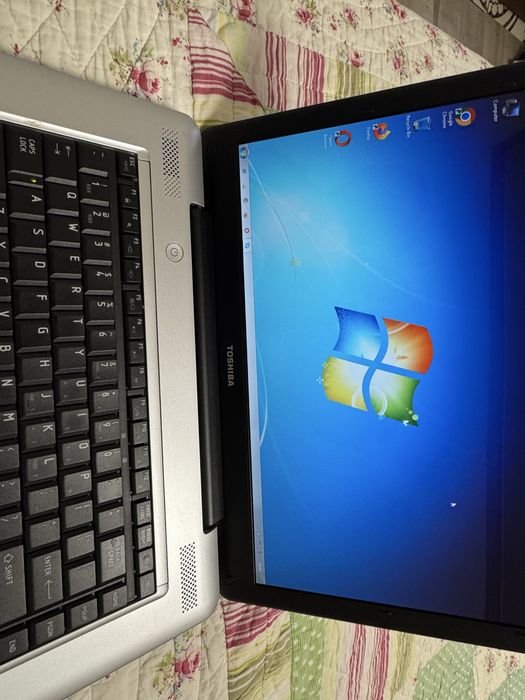 Vand urgent laptop stare excelenta nu e spart/lovit