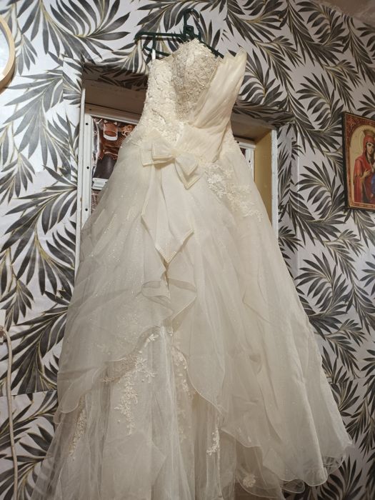 Rochie mireasa frumoasa acliptoare  marimea M aproape noua 1700ron neg