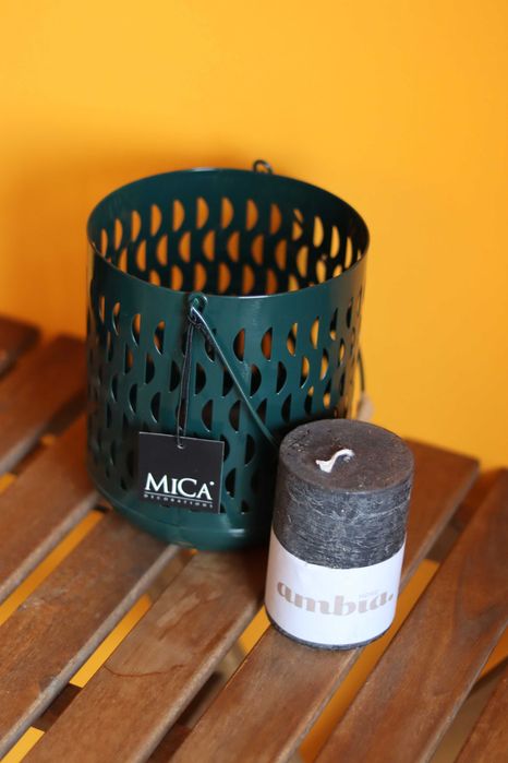 Комплект за декорация: Зелена метална кошница Mica и свещ Ambia Home
