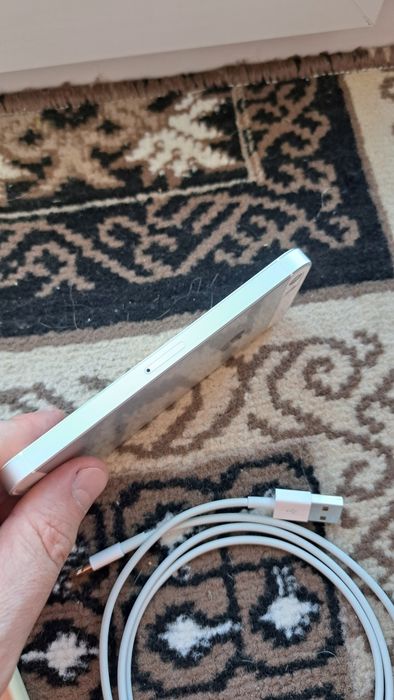 IPhone SE 16 Gb белый