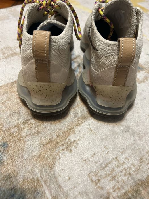 Маратонки на Nike 37,5
