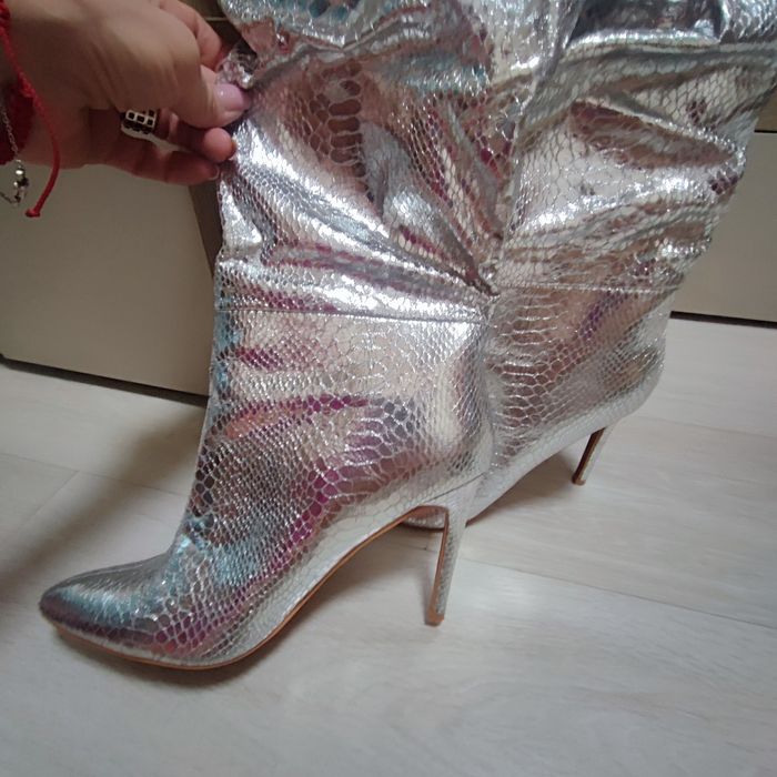Атрактивни ботуши сребърен цвят .Без никакви забележки.