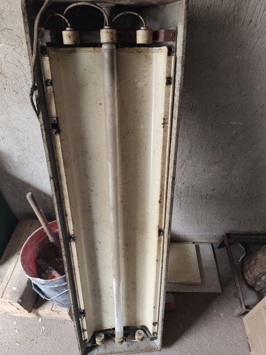 Тяло за лампи с лампи към него