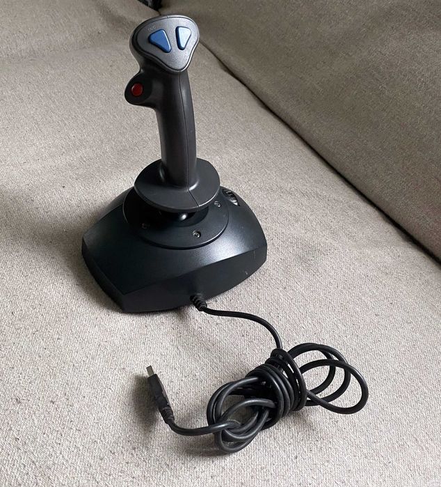 Joystick Genius F-16U pe USB - ideal pilotat avioane simulatoare