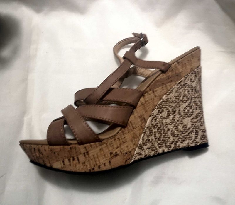 Vand sandale de dama, din piele, bej, marimea 41, purtate o data