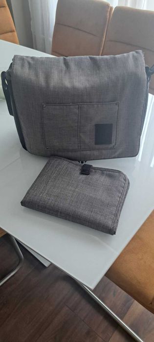 Бебешка количка със зимен и летен кош.