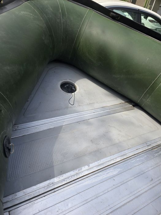 Лодка с мотором Quiksilver