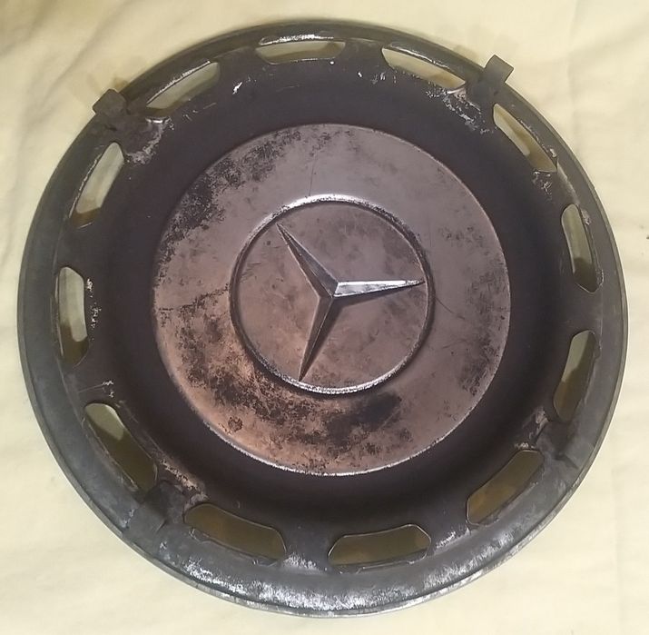 Capace inox Mercedes 4 bucăți două de un fel două diferite