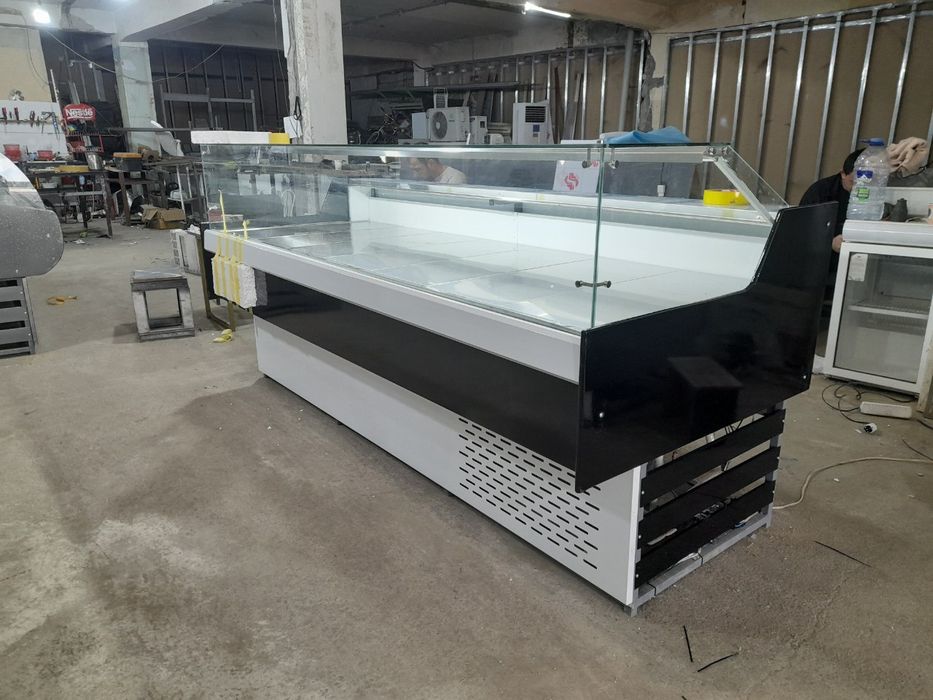 Витрина и холодильник