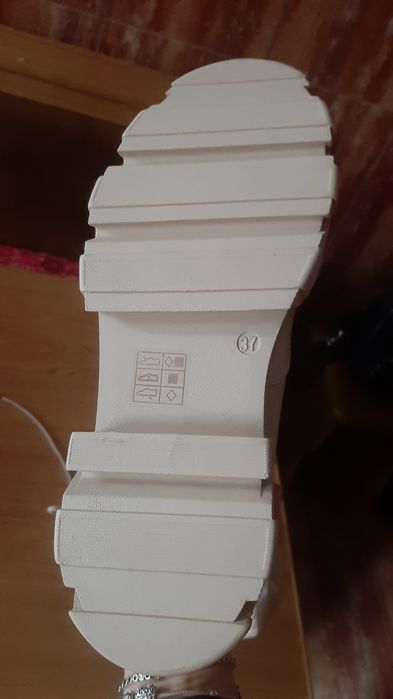 Vând ghete mărime 37