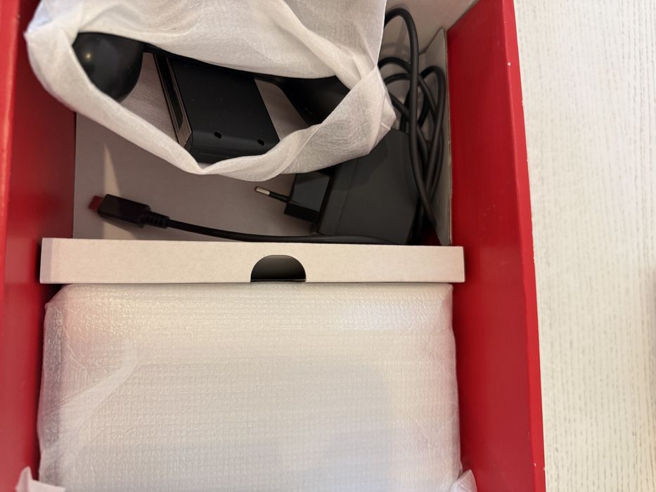 Nintendo Switch OLED + 4 jocuri + card 256GB – impecabilă