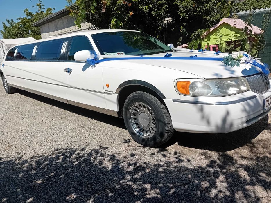 Închiriez limuzine pentru evenimente