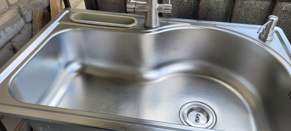 Мойка со смисителем и дозатором.