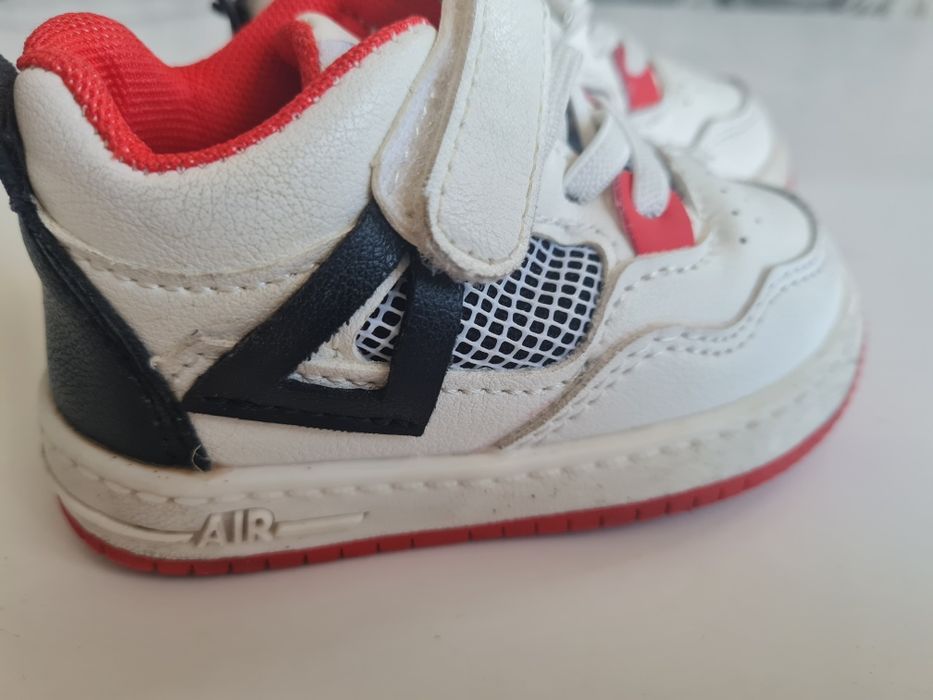 Продам кроссовки на мальчика