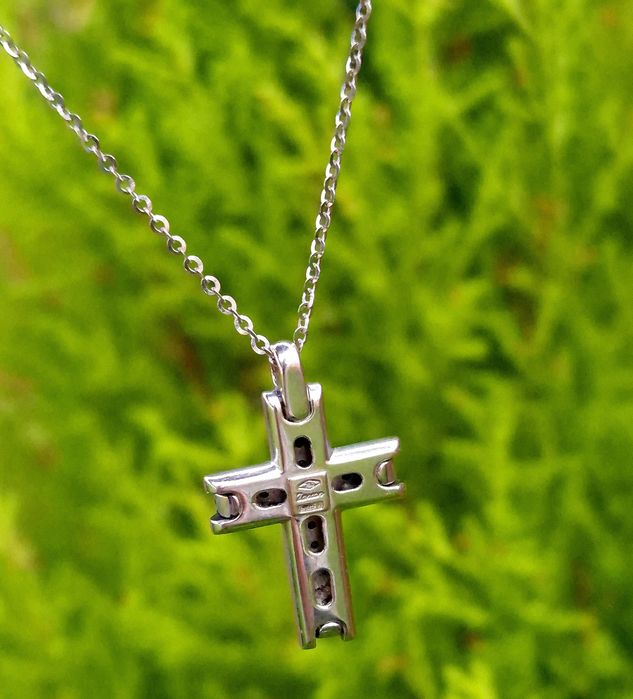 Cruciulita Zancan din aur de 18K cu diamante naturale negre