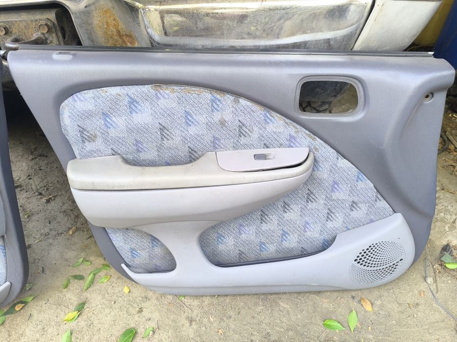 Тойота раум дверные карты