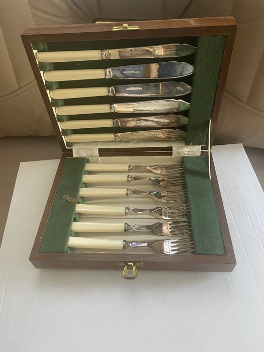 Set tacâmuri  6 persone  argintate