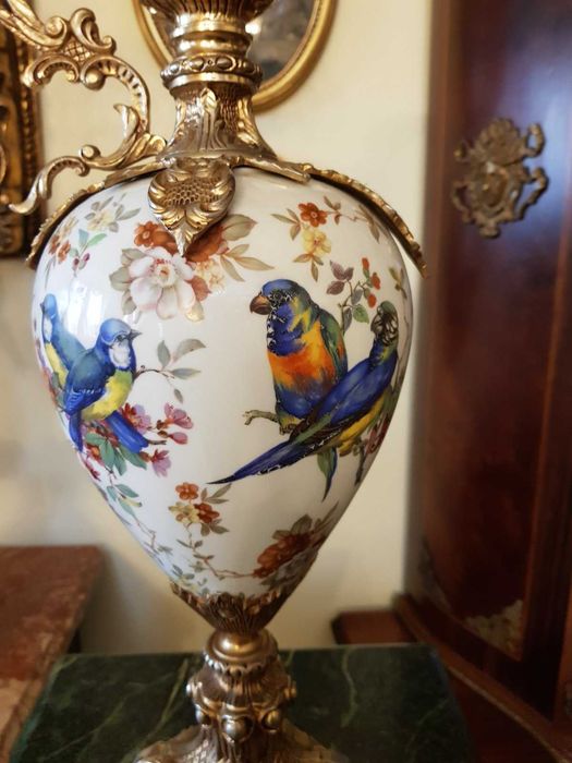 Антична кана от бронз и порцелан