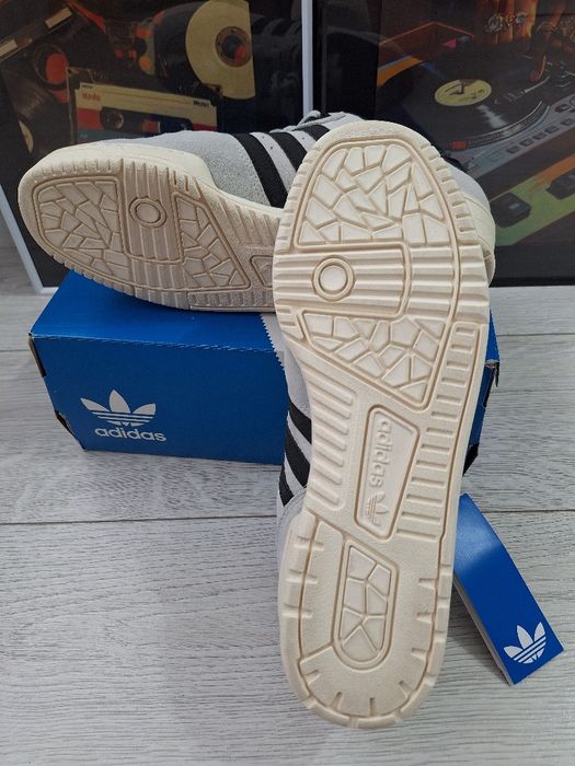 Adidasi Adidas Rivalry Low 

Material: piele întoarsă
Măsura: 42(27,5c