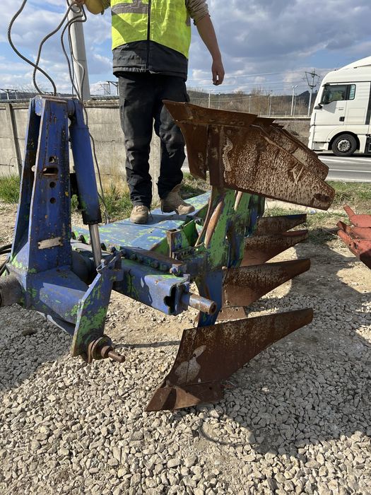 Plug reversibil 4 brazde, hidraulic, greu, pentru tractor