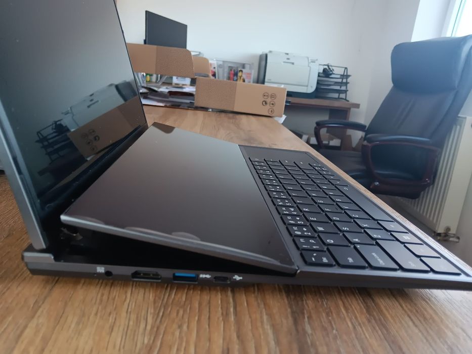 Laptop gaming dual screen