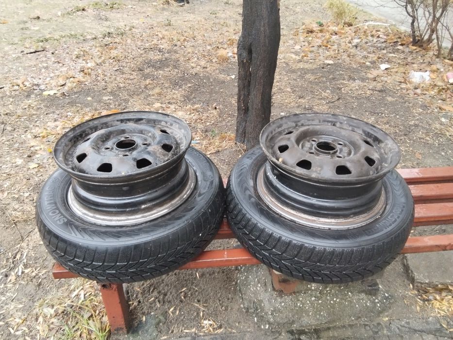 2 зимни гуми с джантите за Форд ка и фиеста и пума 155х13за резервни