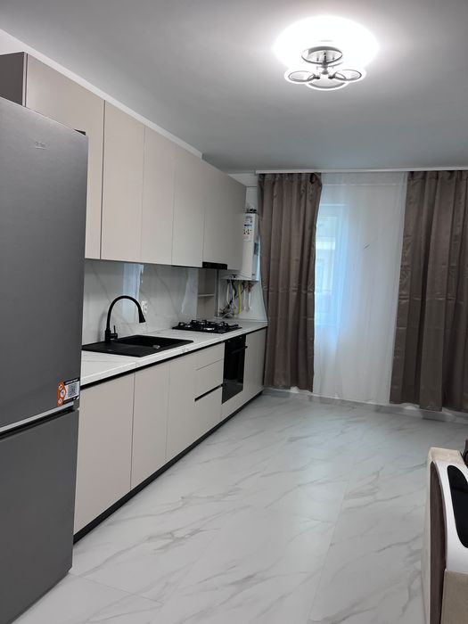 Închiriez apartament 3 camere in  Floresti