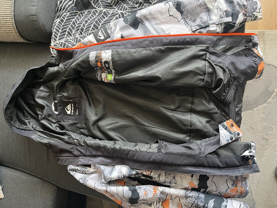 Продавам яке Quiksilver