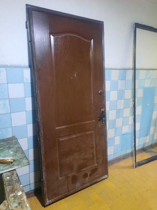 Жлезный двер б/у