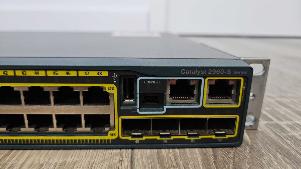 Switch gigabit Cisco Catalyst 2960 S 48 porturi