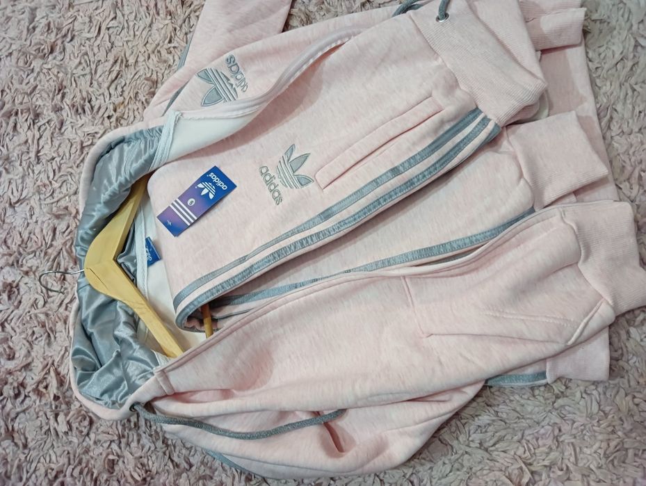 Vând trening adidas