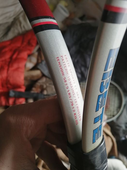 Тенисная ракетка.