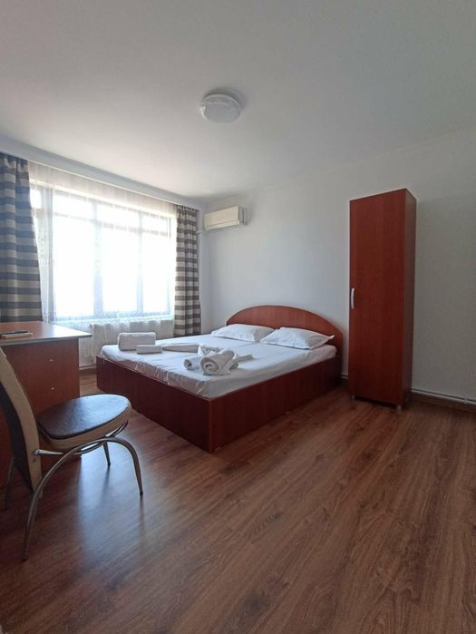 Vând dormtor la preț  1500 ro doua paturi doua saltele un șifonier mare o masa birou de montat