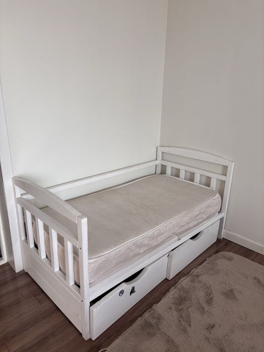 Деревянная кровать для ребёнка с матрасом и ящиками