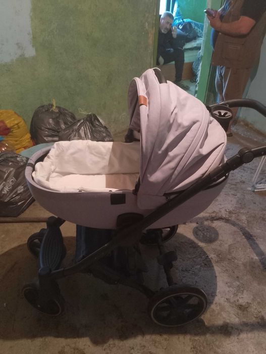 Продавам бебешка количка