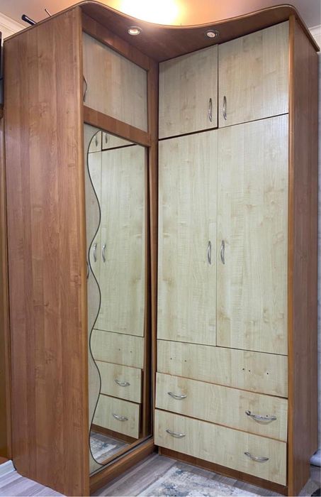 Продаю угловой шифоньер