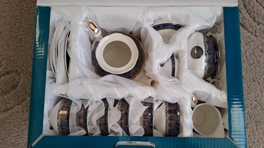 Фарфоровый чайный сервиз